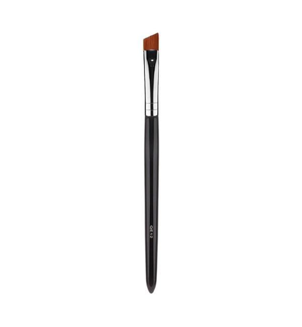 This synthetic QE12 angled brush is the ideal tool for lining the eyes to create the perfect cat eye look or for defining brows with liquid or cream products. This brush can also be used to create sharp, clean lines when used with cream concealer.