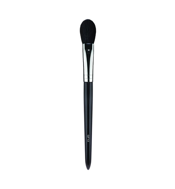 Shaped to perfectly glide against the hallows of the cheeks, this QF12 small contour brush is designed to add shape and definition to the face. Apply a contouring shade to the desired areas of the face an blend to achieve a seamless finish. Can also be used to apply highlight to the face.