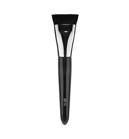 This QF13 contour brush has been perfectly shaped to easily apply, shade, and blend products to add depth and definition to the face. Use the flat surface of this brush to precisely apply and blend cream or powder shading products to the hallows of the cheeks, along the jawline, and around the perimeter of the hairline for a chiseled and defined facial appearance.